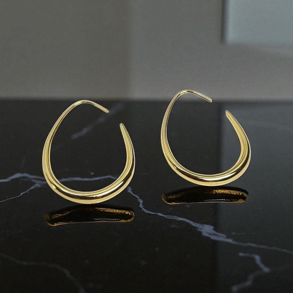 Vintage gold tone simple design earrings - Picture 2 of 6